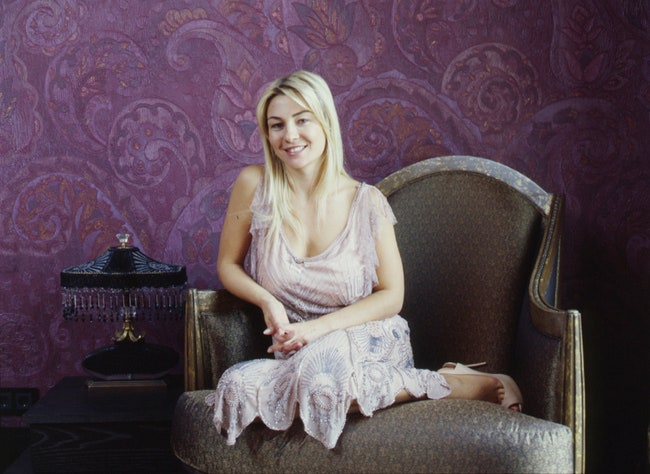 Хозяйка квартиры Елизавета Молчанова в платье в стиле ардеко. Стена спальни вручную расписана узором пейсли.