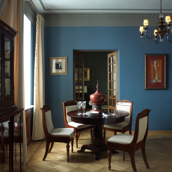 В столовой — русские стулья середины XIX века и стол Morelato.