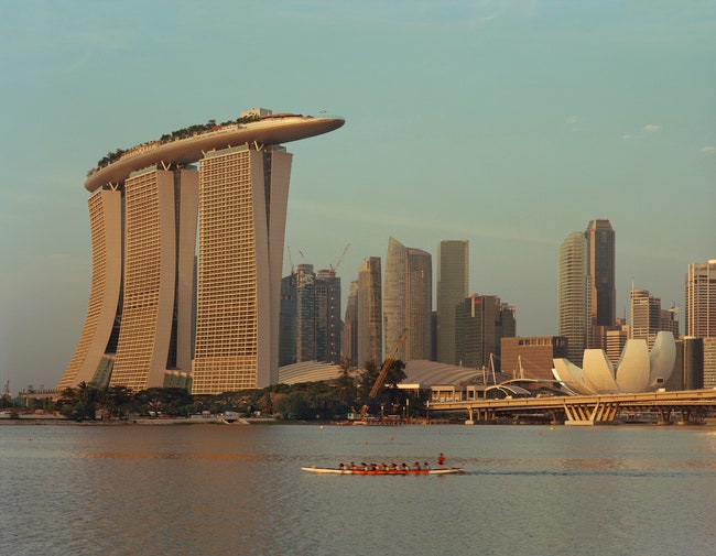 Курортный комплекс The Marina Bay Sands в Сингапуре включает три 50этажные башниотеля с садом Sky Park на крыше торговые...