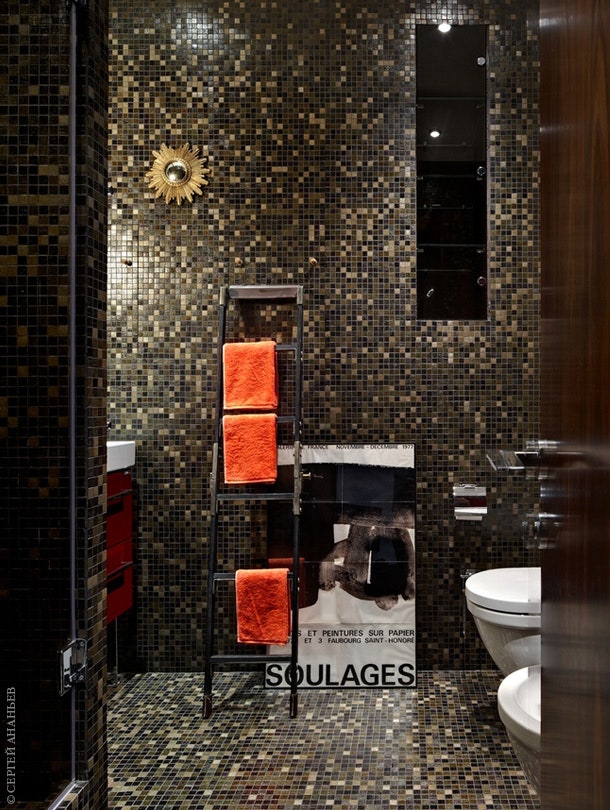 Хозяйская ванная выложенная мозаикой Trend. Лестница которая служит вешалкой для полотенец — из салона “Кутузовский 4”....
