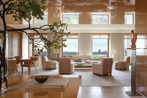 Вид из зоны столовой на гостиную и окна выходящие в Центральный парк. Ковер сделан в технике деграде — двадцать оттенков...