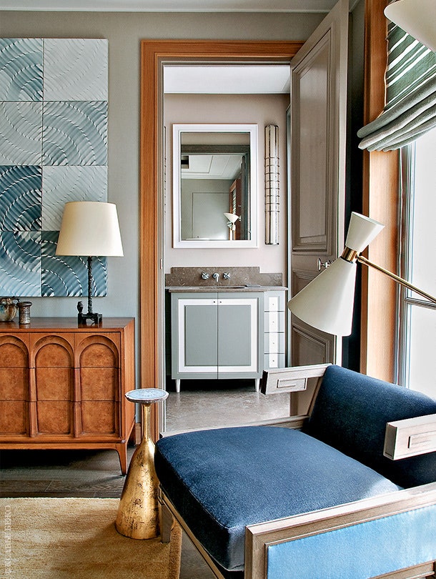Фрагмент спальни с видом на ванную. Кресло по дизайну ЖанЛуи Денио для Collection Pierre обтянуто тканью John Hutton.