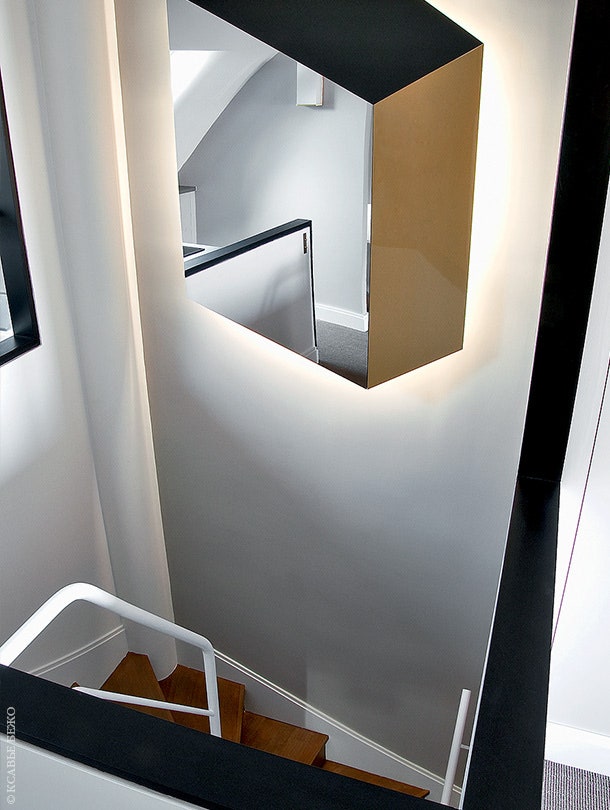 Лестница ведущая из основных поме­щений квартиры в студию наверху. На стене — зеркало Origami Pouenat Ferronnier....