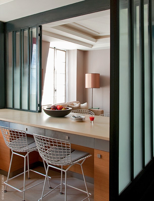 Стол со стеклянной перегородкой служит элементом который позволяет объединять и разделять кухню и малую гостиную. Стулья...