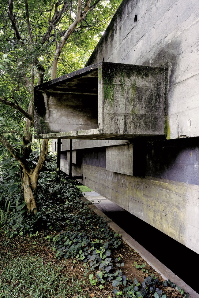 Фрагмент фасада собственного дома Паулу Мендеса да Роши в СанПаулу. Архитектор построил его в 1964 году. Постройка...