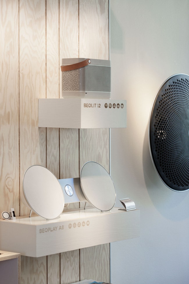 Стильные колонки BeoPlay 8 можно как повесить на стену так и установить на горизонтальной поверхности