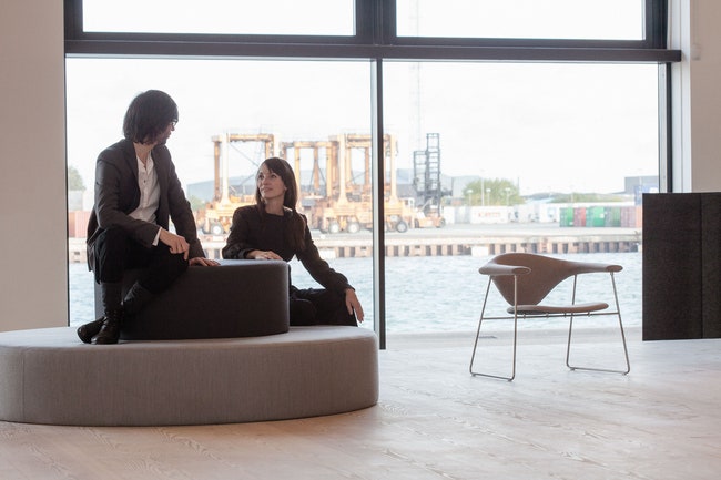 Энрико и Стине позируют на пуфе по дизайну Губи Олсена а кресло справа — результат их собственной работы