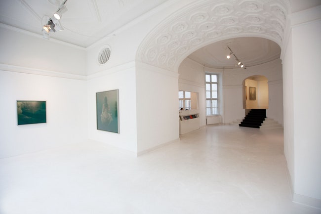 В галерее Martin Asbæk стоит обратить внимание не только на предметы искусства но и на оригинальную лепнину на потолках