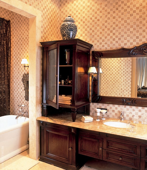 Ванная комната. Шкафы выполнены по эскизам декоратора в частной мастерской ванна Devon amp Devon.