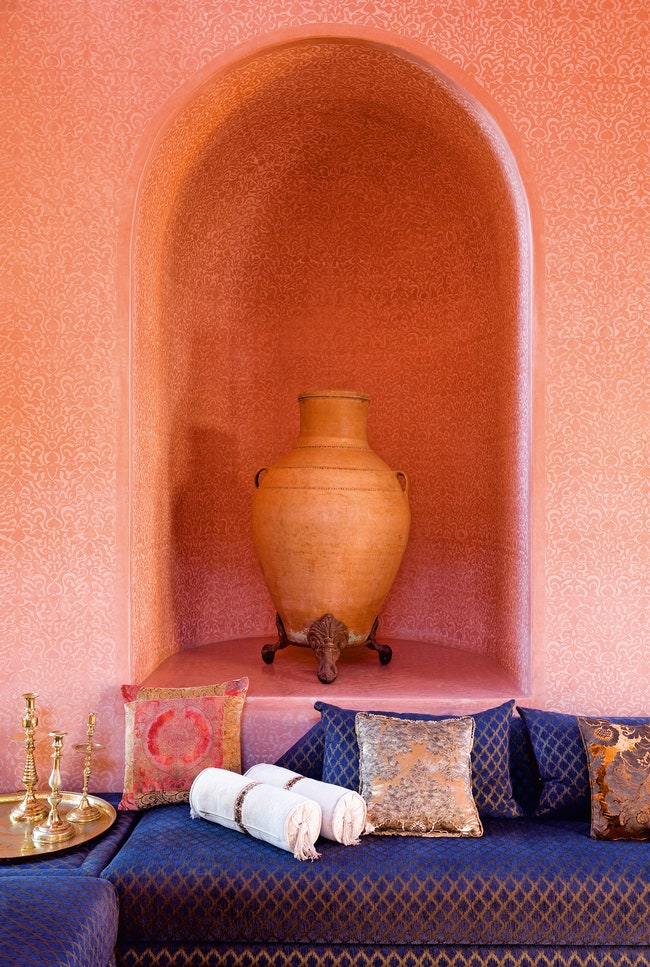 В нишах “марокканского зала” выставлена старинная керамика. На то чтобы вырезать на стенах цветочный орнамент ушло...