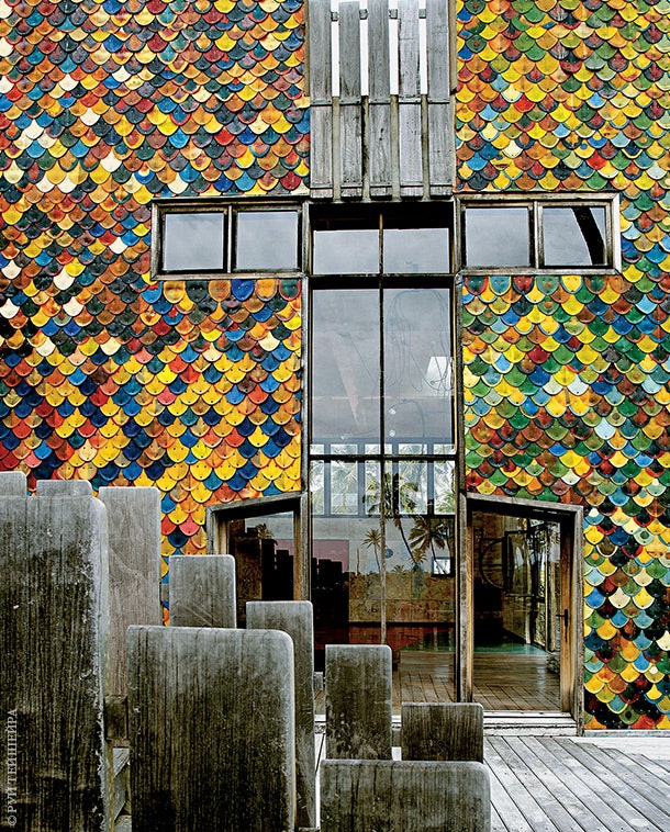 Фасад облицован черепицей из полиуретана — одного из любимых материалов Пеше.