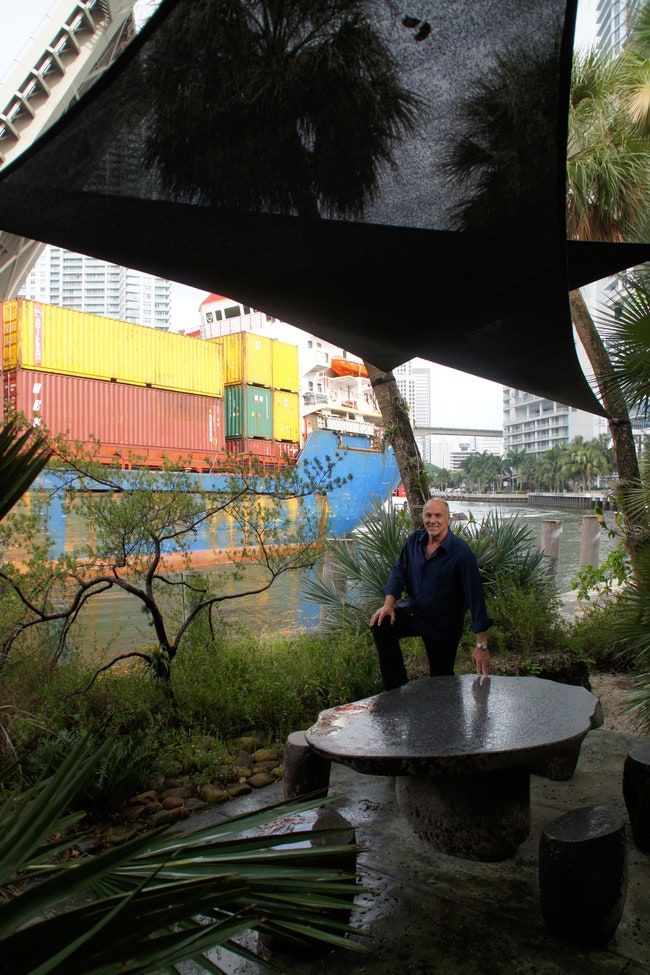 Ландшафтный дизайнер Раймонд Джанглз в саду своего офиса в центре Майами
