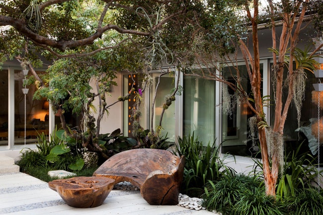 Сад жилого дома в МайамиБич 2012. Джанглз спроектировал не только ландшафт но и малые формы и скульптуры в саду