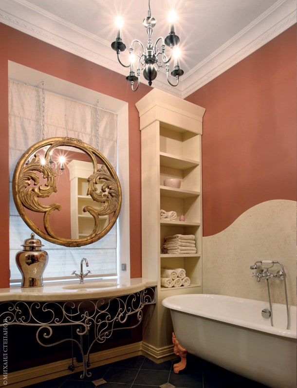 Хозяйская ванная задумана как совершенно женское пространство. На полу плитка из сланца Verde Brazil и Quarzite зеркало...