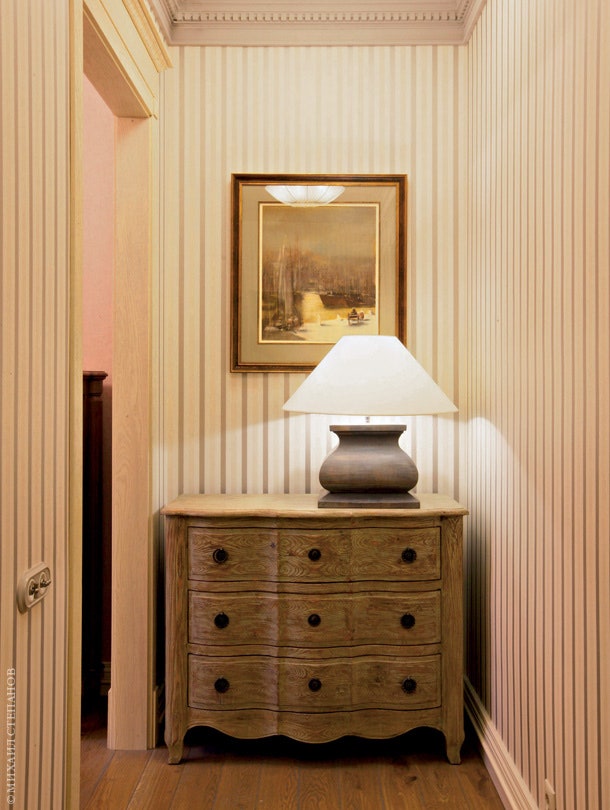 В коридоре — комод и лампа из магазина “Детали”.