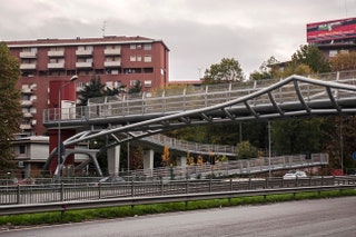 Пешеходный мост связывающий кварталы района Нуово Портелло.