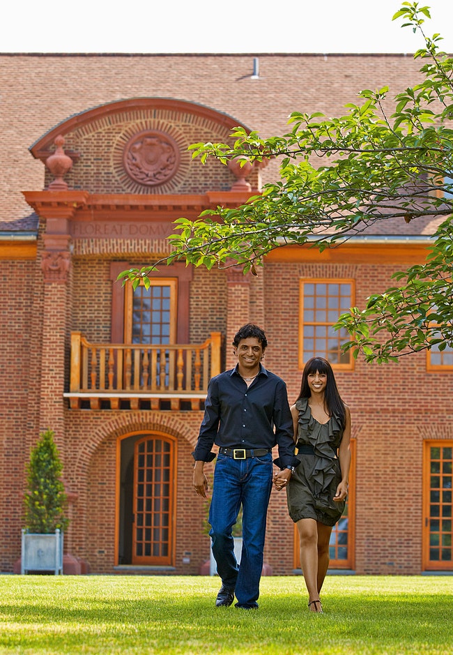 Режиссер Найт Шьямалан и его жена Бхавна на зад­нем дворе своего поместья Рейвенвуд в окрестностях Филадельфии.