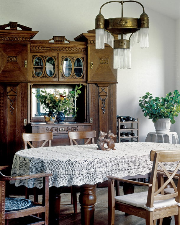 В столовой подмо­сковного дома Франгуляна стоит антикварный буфет — такой же как в доме его детства в Тбилиси.