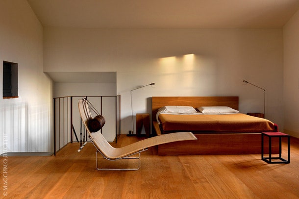 Гостевая спальня. Кровать сделана на заказ ремесленниками из города Ареццо.