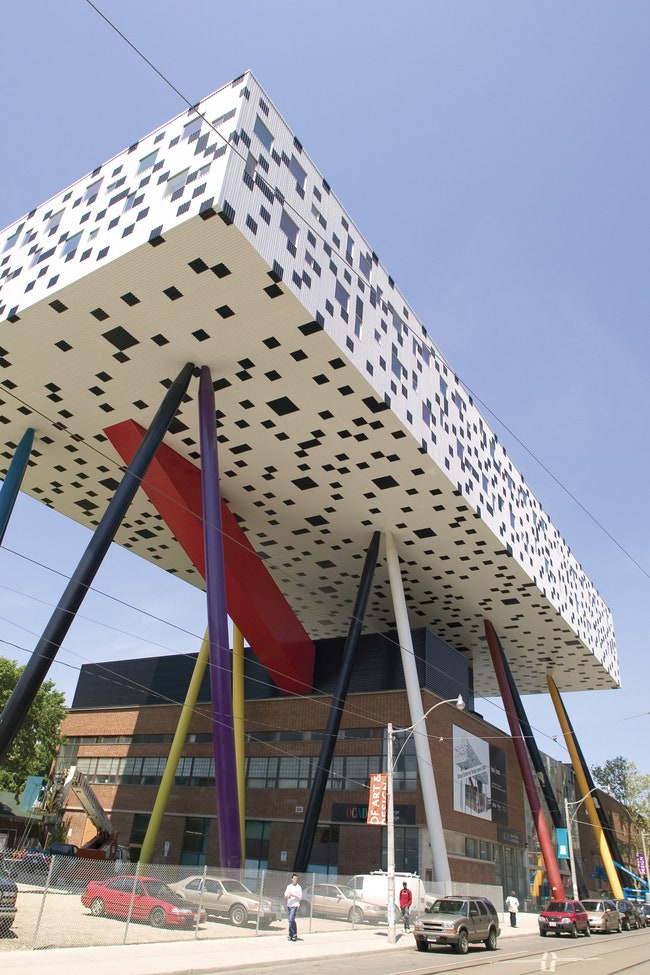 Центр дизайна в университете Торонто Уильям Олсоп построил в 2004 году. Налицо любимые приемы архитектора  шашечки и...