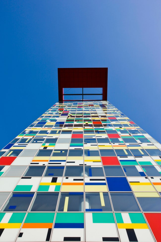 Фасад дома под названием Colorium  который Олсоп построил в 2001 году в Дюссельдорфе. Фасад облицован семна­дцатью...