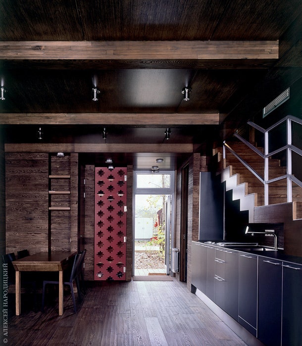 Кухня и столовая. Все шкафы встроенные сконструированы по эскизам архитектора.