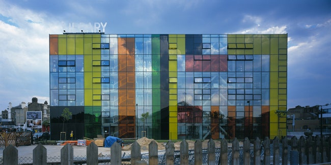 Фасад районной библиотеки Peckham в Лондоне. Олсоп построил ее в 2000 году и именно за это здание получил премию...