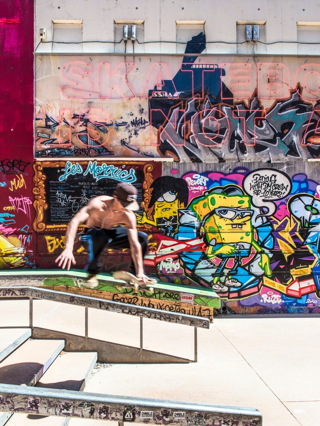 Граффитисты скейтбордисты и прочие райдеры облюбовали La Friche для своих тусовок
