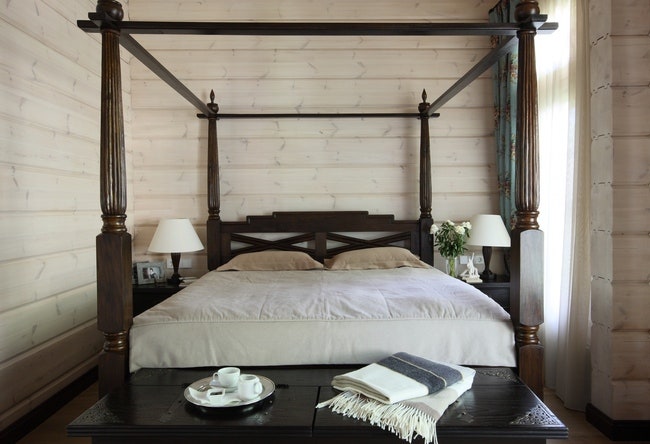 Спальня хозяев с мебелью Old Java. Шторы из ткани Ralph Lauren Home плед Designers Guild.