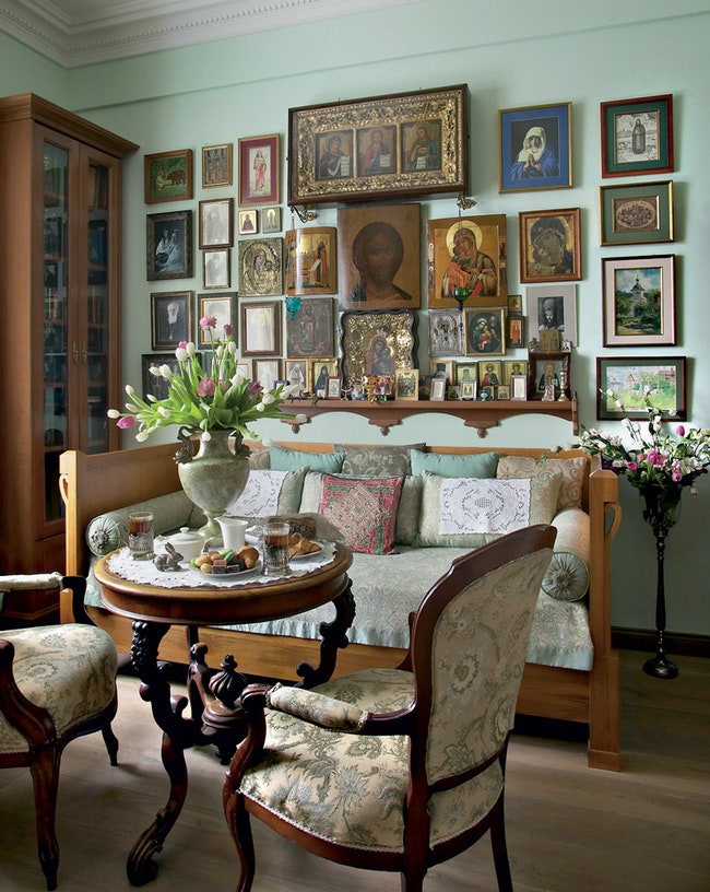Диван в гостиной сделан по рисункам хозяина и повторяет образец XIX века. Иконы в семье Аксенова не только собирают но и...