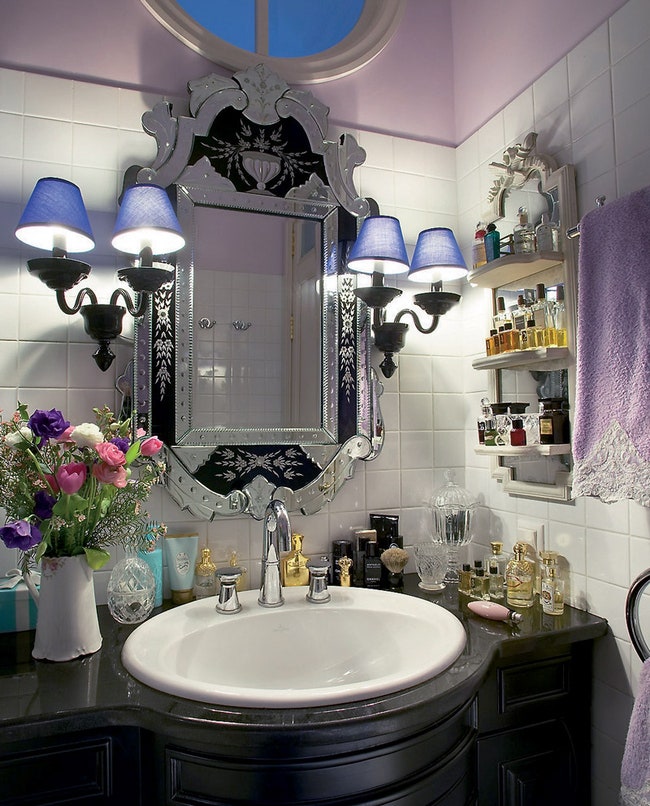 Ванная комната. Рядом с венецианским зеркалом — бра Villeroy amp Boch.