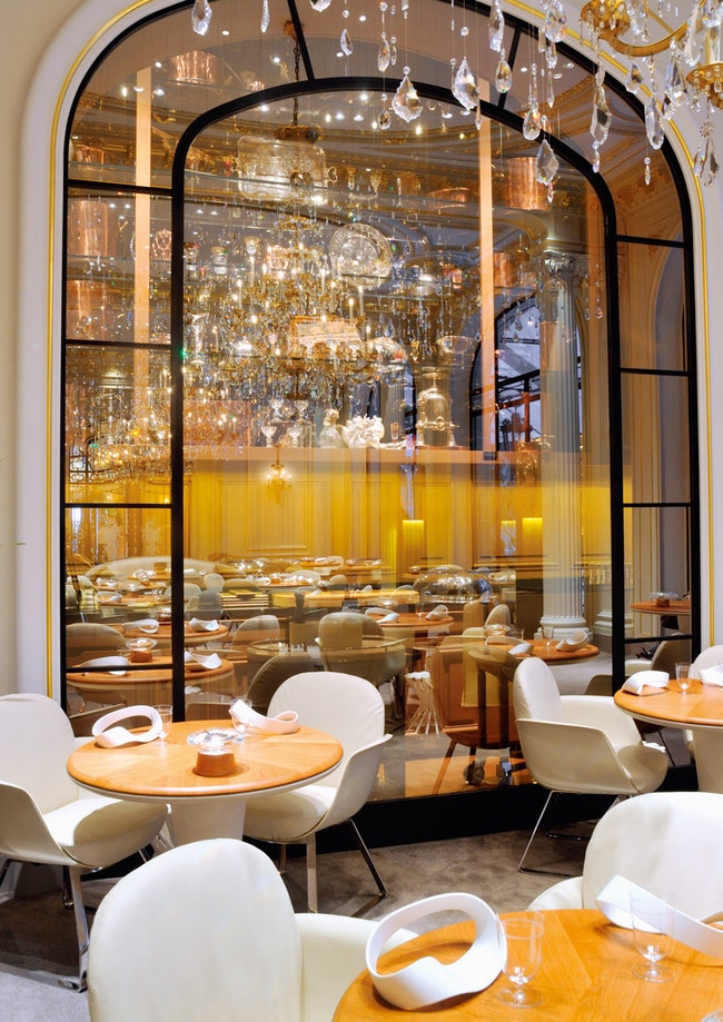 Бар ресторана отделенный от зала стеклянной витриной укомплектован необычно — разрозненным набором серебряной и...
