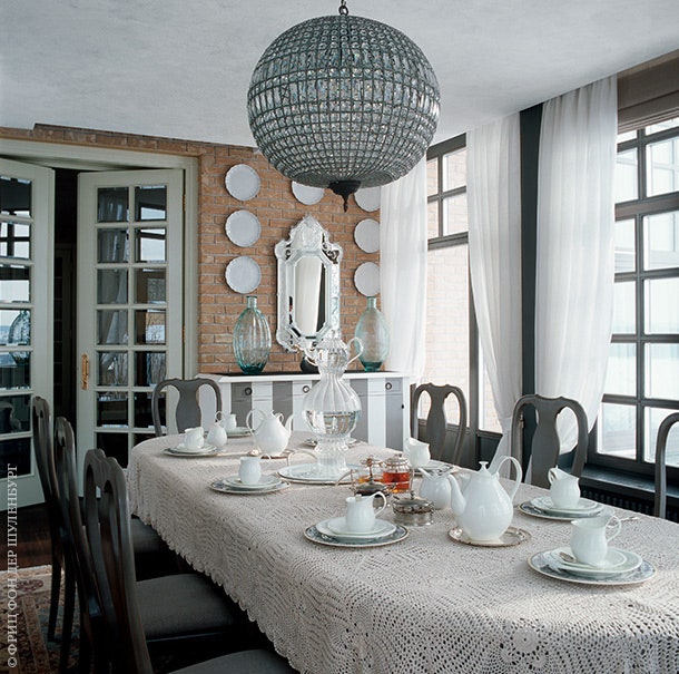 Обеденный стол накрытый вязаной французской скатертью окружают стулья Grange. Сервант Roche Bobois люстра из магазина...