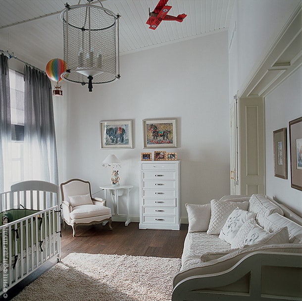 Комната младшего ребенка. Креслобержер Roche Bobois диван Marchetti.