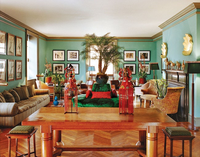 Гостиная дома в НьюЙорке проект 2000 года. На переднем ­плане — стол в стиле ардеко и пара табуретов набитых конским волосом