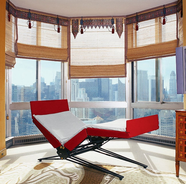 Гостиная в квартире в Нью‑Йорке проект 2002 года. Шезлонг L77 по дизайну Освальдо Борсани ковер Fedora Design