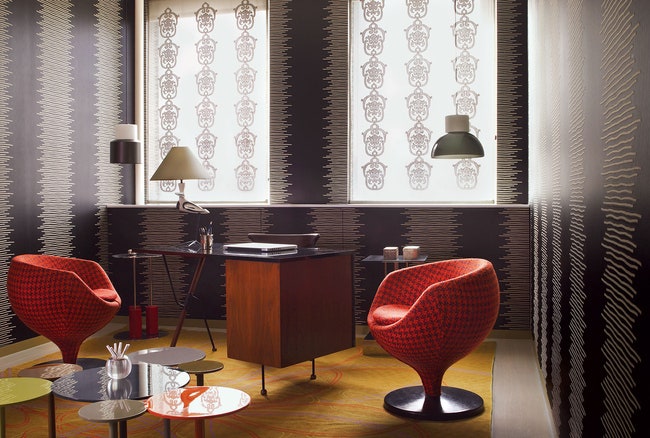 Салон квартиры в Челси НьюЙорк проект 2008 года. Итальянские кресла 1960х годов. Разно­цветный столик To Turn You On...