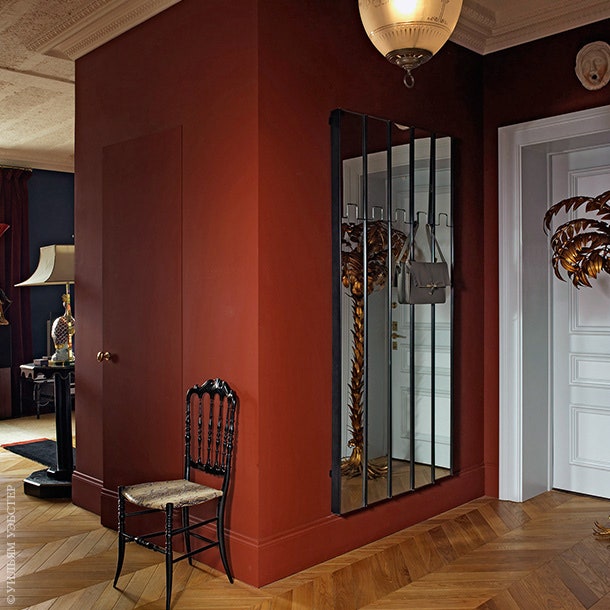 В прихожей — зеркаловешалка Gronda дизайнер Лучано Бертончини 1970е и стул Chiavari 1950е купленный в Париже и обтянутый...