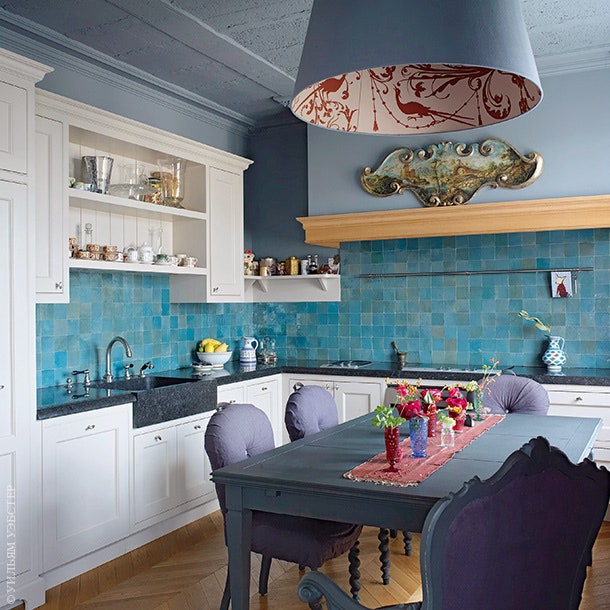 Кухня со столешницей из бельгийского голубого камня De Menagerie плитка и светильник Emery amp Cie стол и стулья по...