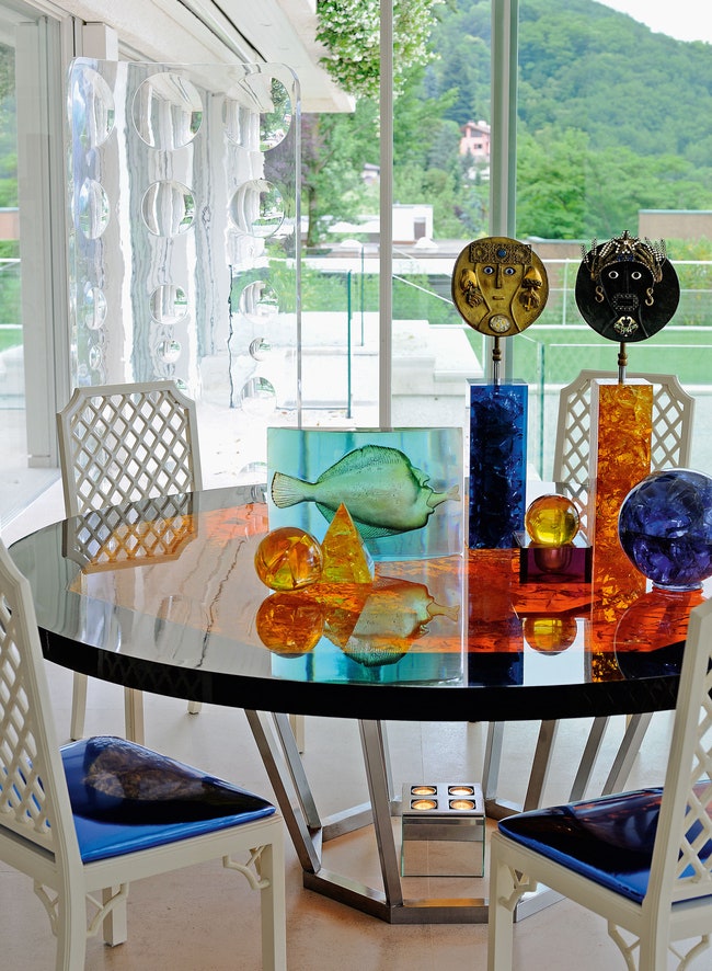 Стол по дизайну МариКлод де Фукьер на столе — коллекция цветного стекла 1970х годов.