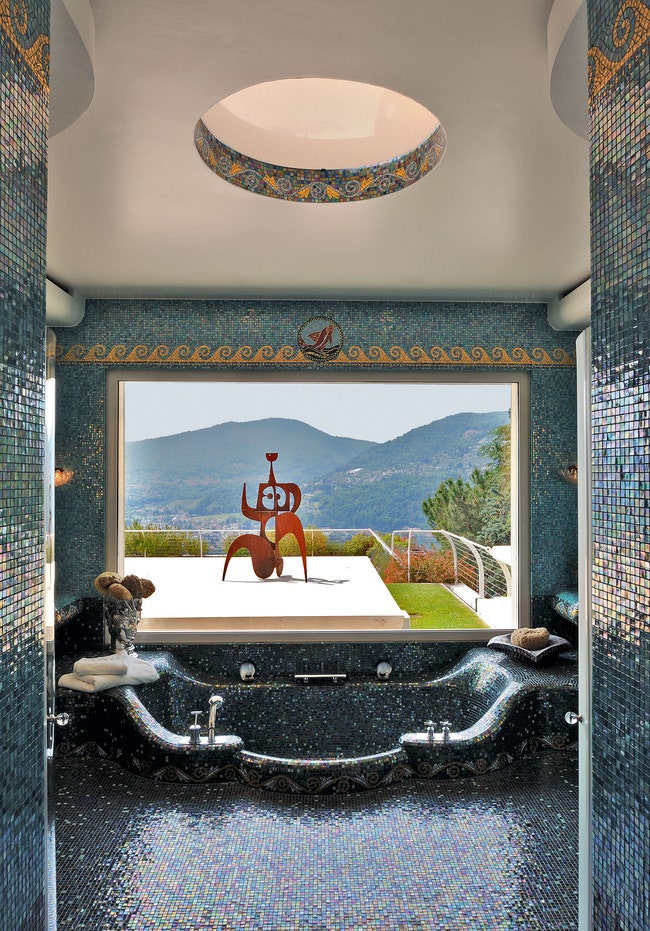 Ванная комната выложена мозаикой Sicis. На террасе — скульптура “Марафонка” Филиппа Икили.