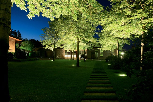 “Регулярная” — геометрически распланированная — часть сада занимает площадь в сорок соток и находится перед домом там...