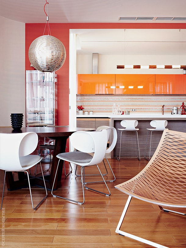 Общественная зона квартиры представляет собой по сути единое пространство сочетающее в себе столовую гостиную и кухню....