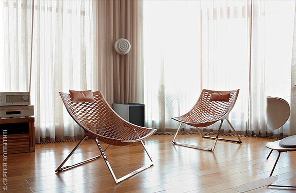 Фрагмент гостиной. Два кресла Matteograssi — пример того что удобная мебель не обязательно должна загромождать пространство.