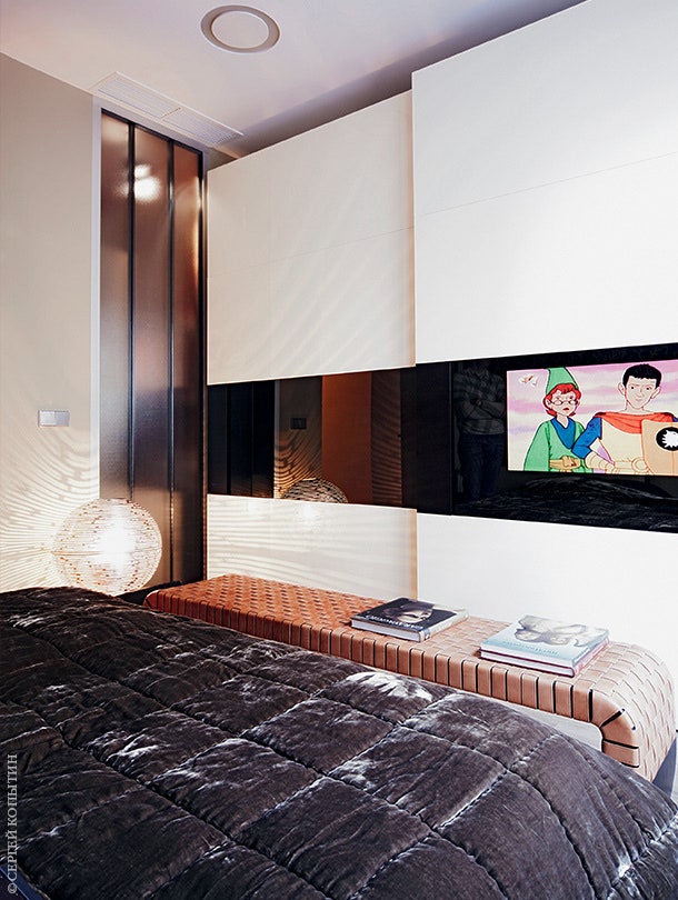 Встроенный в шкаф Presotto телевизор Loewe становится заметен только когда он включен — идеальное решение для спальни.
