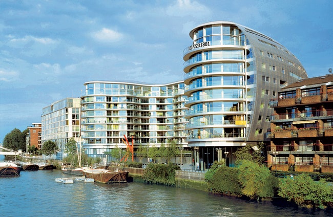 Albion Riverside в Лондоне — комплекс жилых домов и офисов который Фостер построил в 1990 году. Криволинейная часть дома...