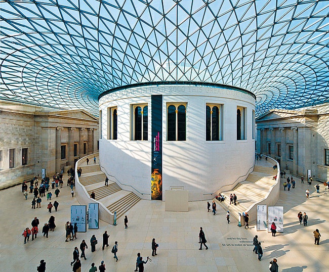 В 2000 году он перекрыл эффектным стеклянным куполом Британский музей в Лон­доне. Проект вызвал много шума но результат...