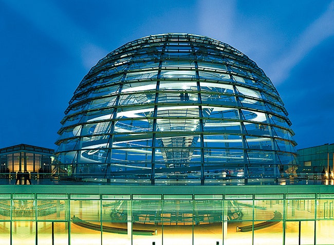 Стеклянный купол над Рейхстагом Фостер возвел выиграв международный конкурс на реконструкцию здания. С 1999 года эта...
