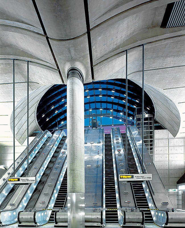 Стан­ция лон­дон­ско­го ме­т­ро­по­ли­те­на Сanary Wharf по­ст­ро­ена в 1999 го­ду.