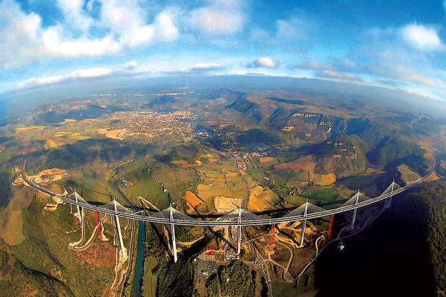 Виадук до сих пор держит рекорд по высоте опоры моста с пилоном  343 м.